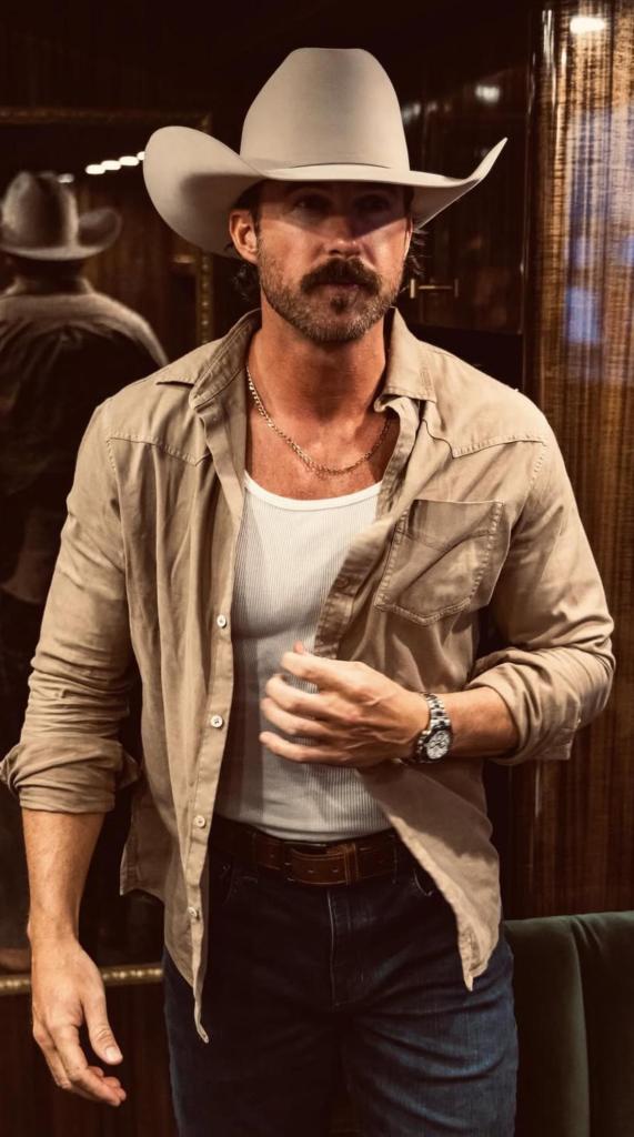 Riley Green wearing a custom Stetson skyline. Americana Aspects.